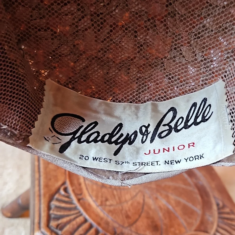 Vintage lovely grass and fabric ladies hat. Gladys & Belle NY 1940's or 50's - Picture 7 of 7